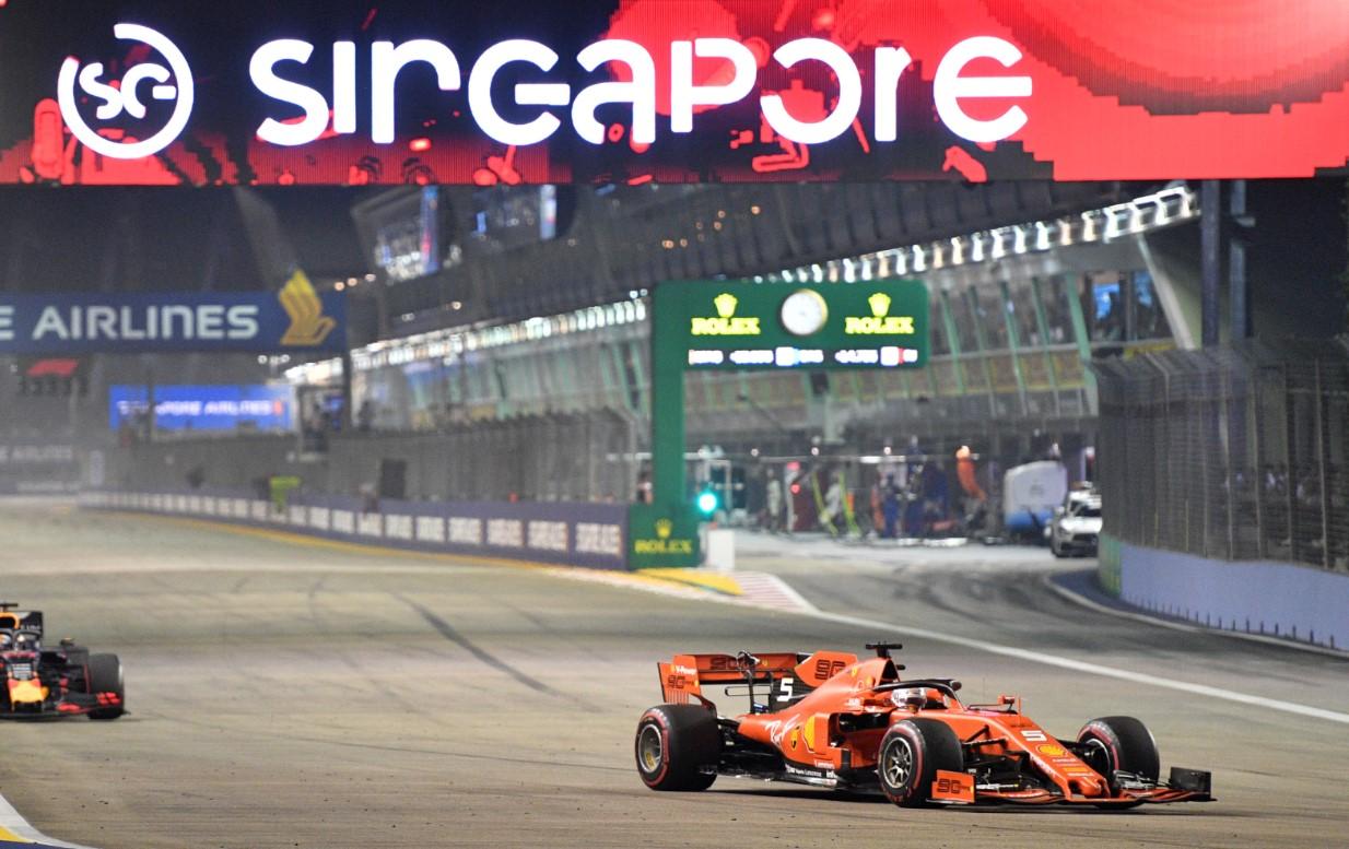 Singapur u crvenom: Dvostruka pobjeda za Ferrari