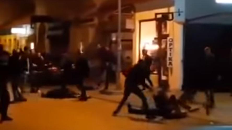 Pogledajte snimak brutalne tuče: Akteri nogama šutirali i one koji su bez svijesti ležali na asfaltu