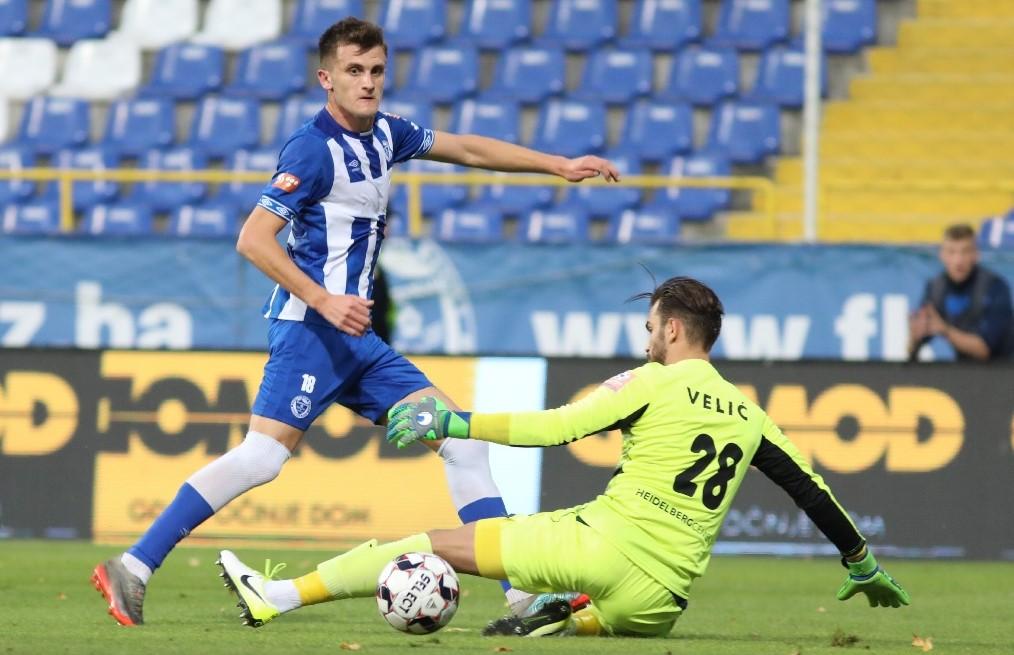 "Plavi" sigurni na poluvremenu: Željezničar vodi 2:0 protiv Mladosti