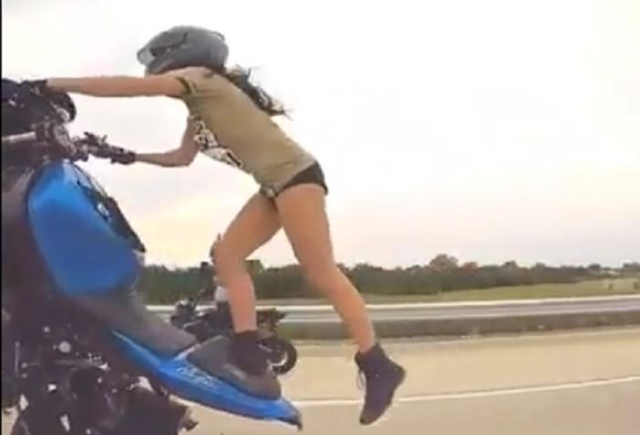 Luda vožnja: Nevjerovatni performans djevojke na motociklu će vas fascinirati