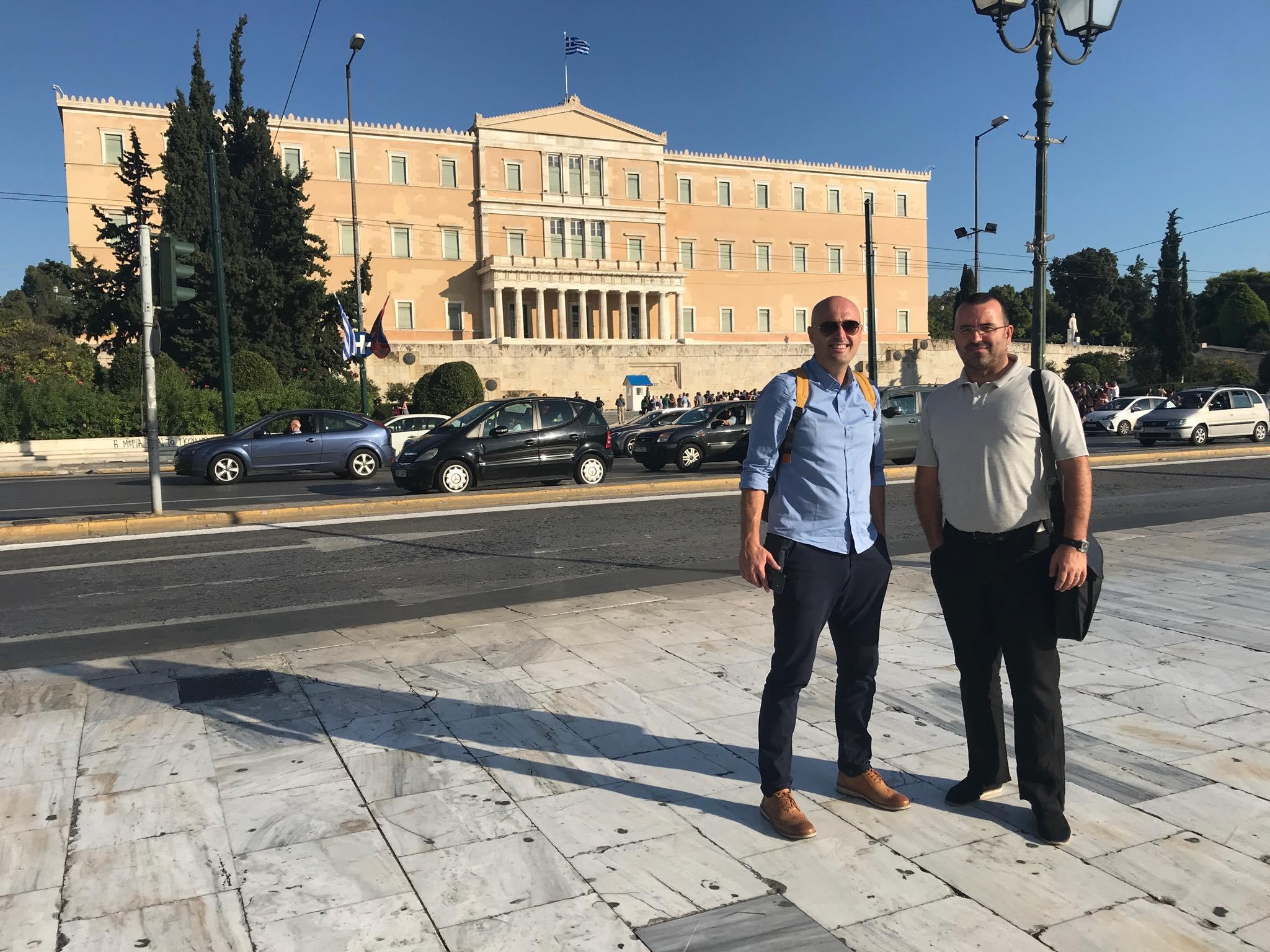 Novinar Dnevnog avaza ispred Grčkog parlamenta na Trgu Sintagme - Avaz