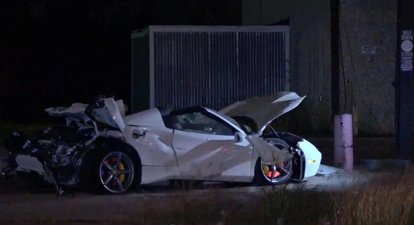 Ferrari uništen nakon nesreće - Avaz