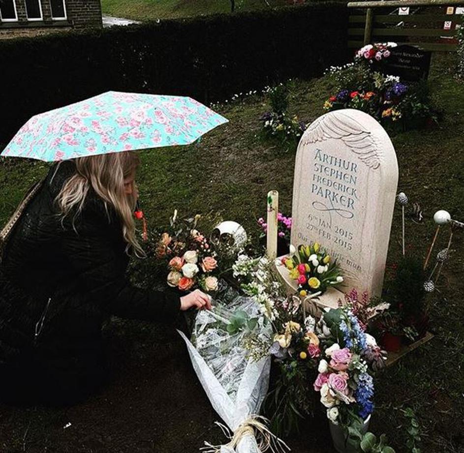 Lauri Džejd Vudraf na grobu svog sina - Avaz