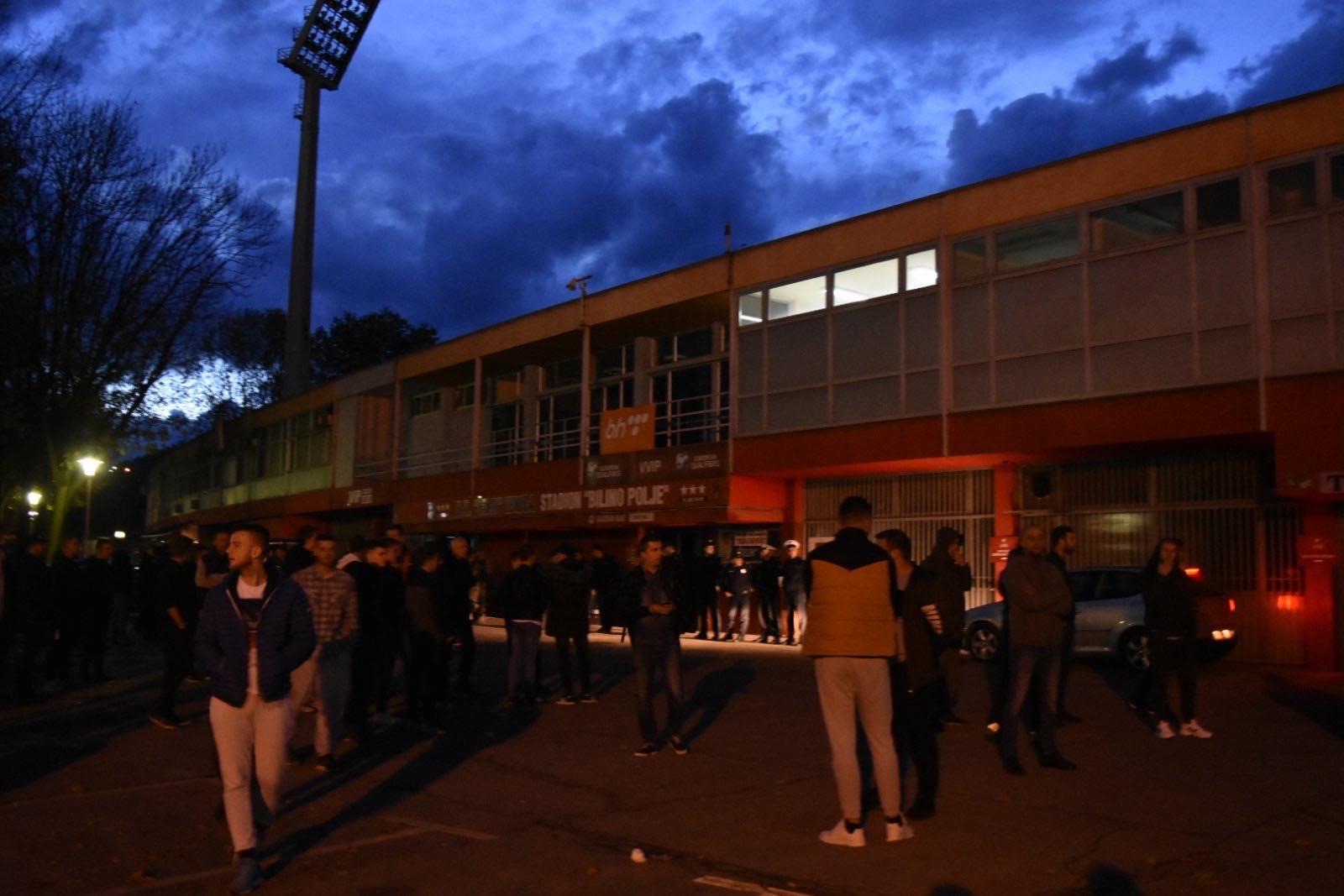 "Robijaši" se okupili ispred stadiona Bilino polje - Avaz