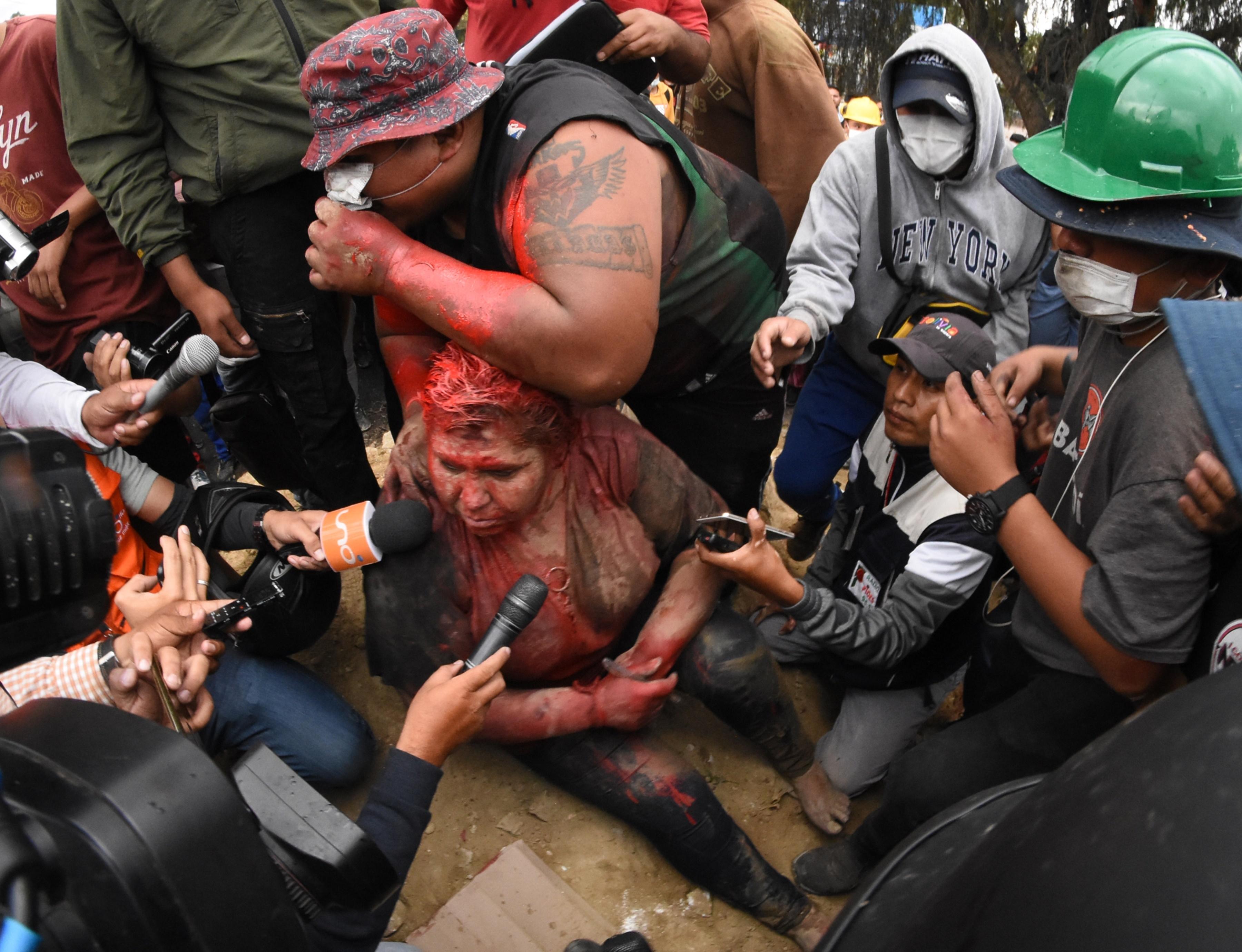 Demonstranti u Boliviji ofarbali i ošišali gradonačelnicu