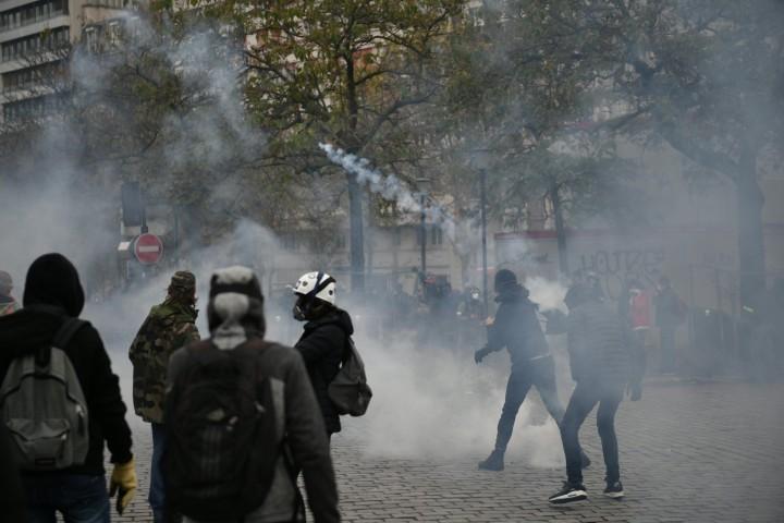 Haos u Parizu: Protesti "žutih prsluka" prerasli u sukobe sa policijom, 33 osobe uhapšene
