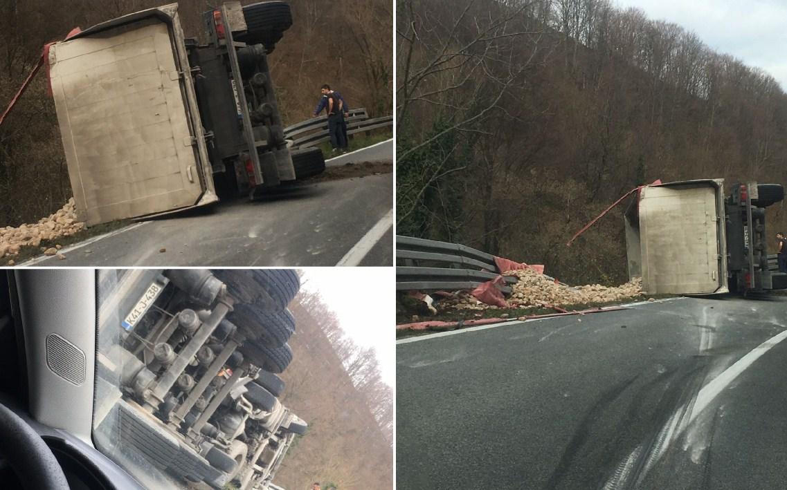 Kobna krivina: Prevrnuo se kamion na putu Donji Vakuf - Jajce, vozač, srećom, preživio