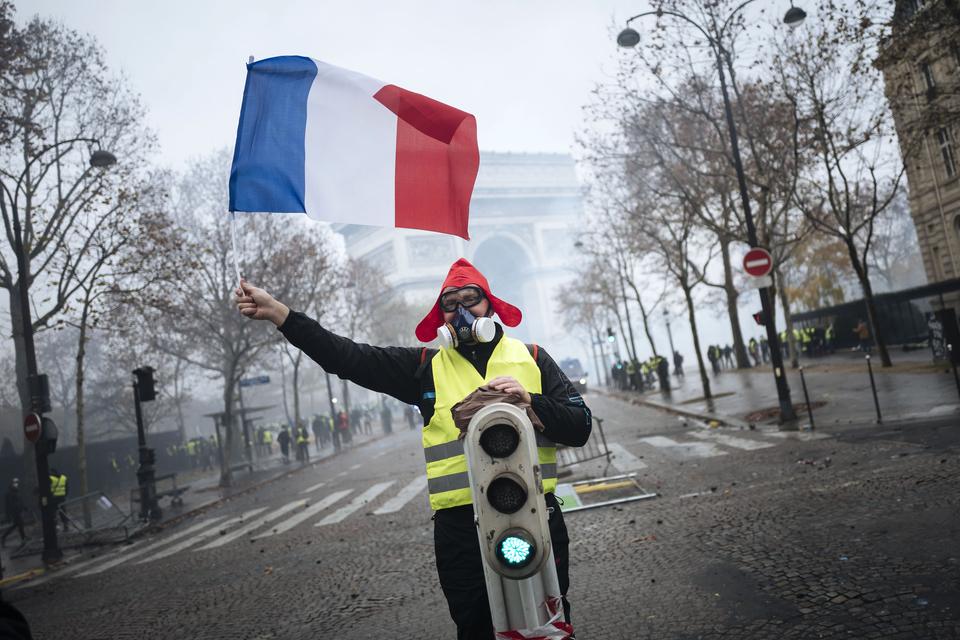 Suzavcem na demonstrante u Parizu