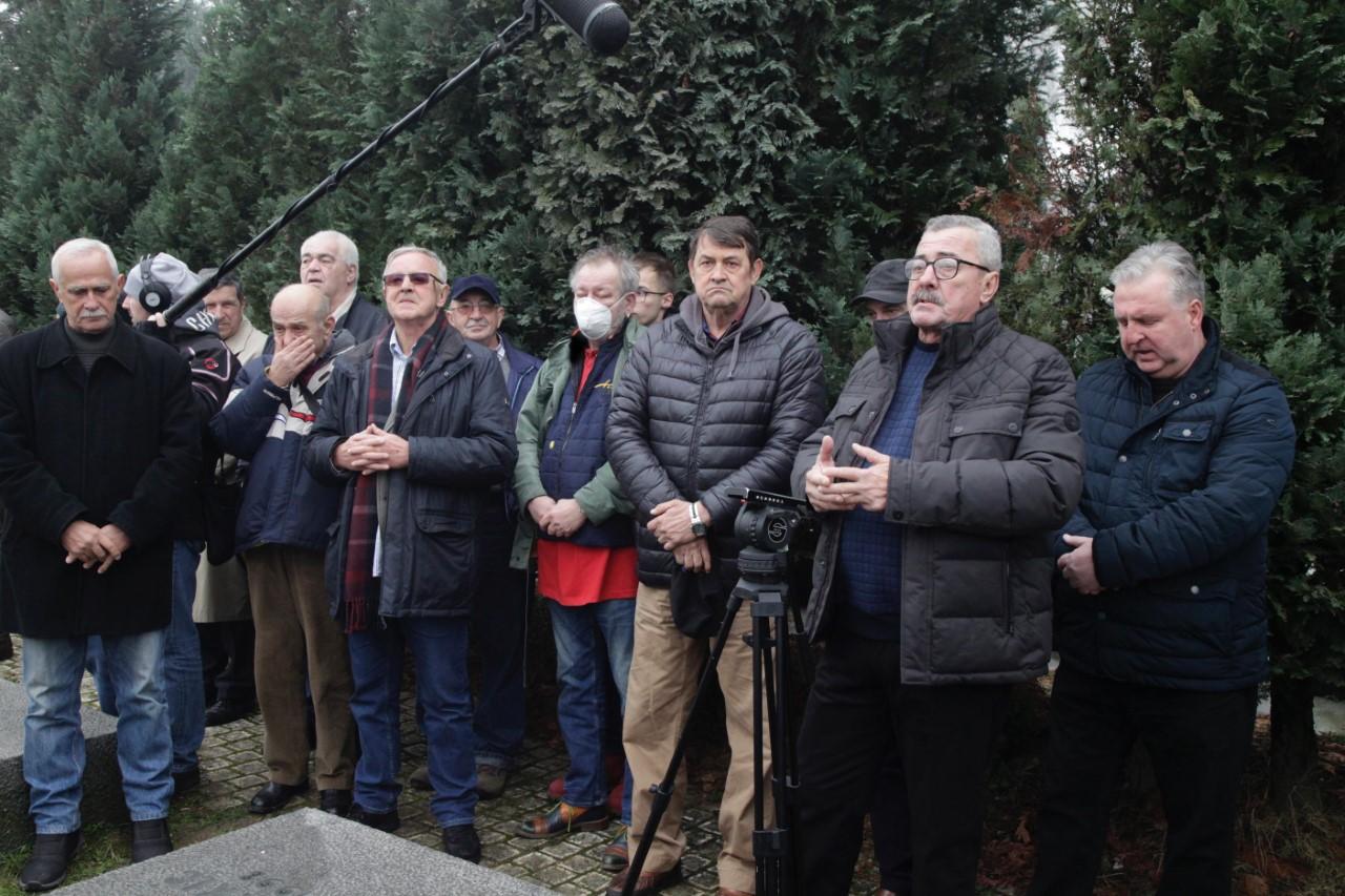 Porodica i prijatelji su se ponovo okupili na Kinđetovom grobu - Avaz