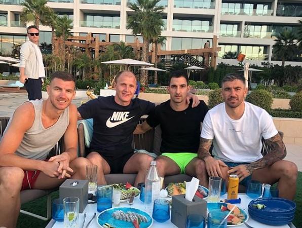 Uživaju u suncu i pijesku: Džeko se s Ibričićem i Kolarovom odmara u Dubaiju