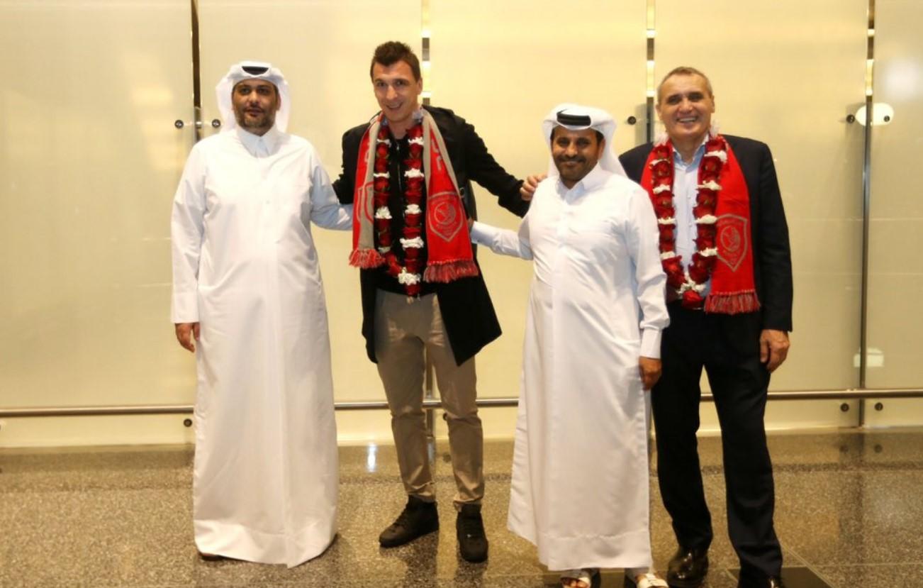 Mandžukić predstavljen u Kataru: S osmijehom na licu pozirao s čelnicima novog kluba