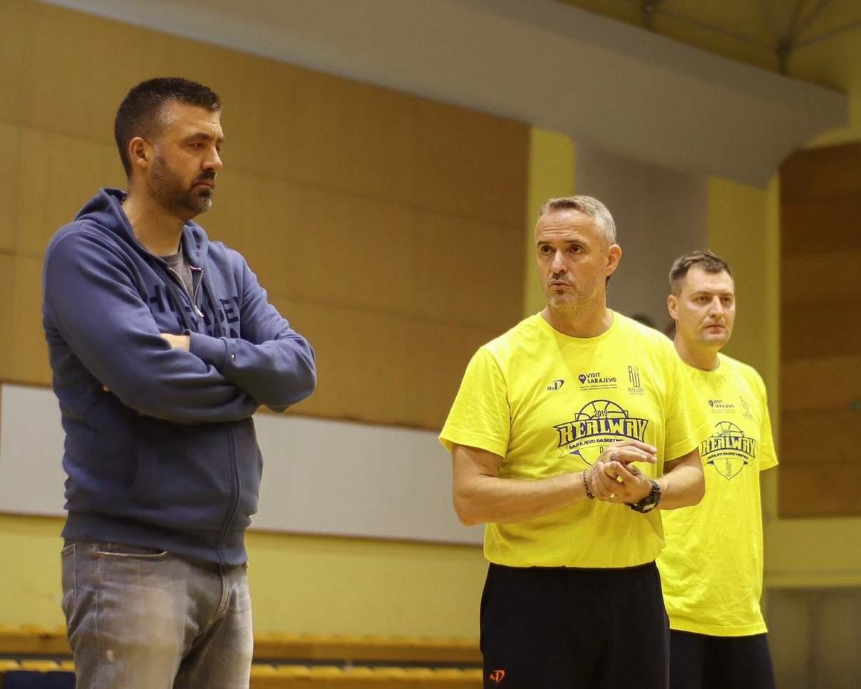 Džemić (lijevo) sa trenerima Realwaya Podbičaninom i Smajlovićem - Avaz