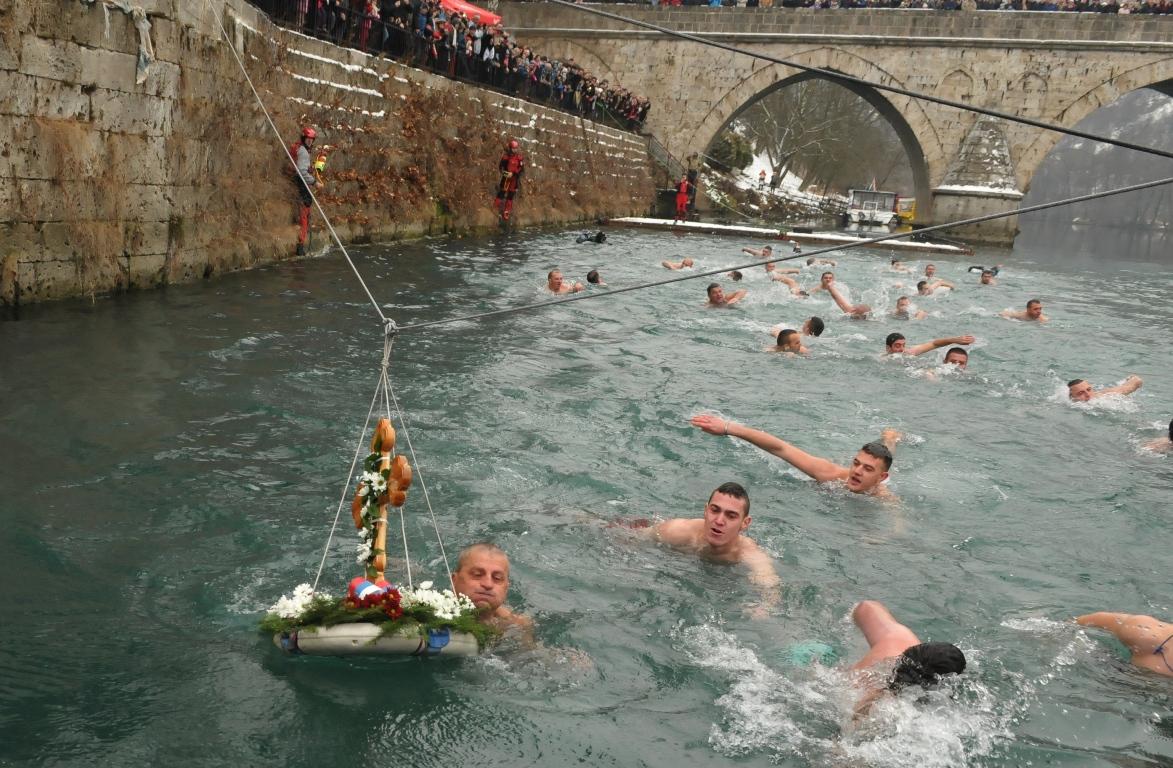 Bogojavljensko plivanje za Časni krst u Višegradu