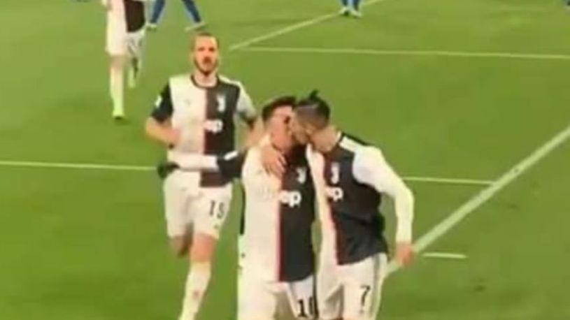 Dibala i Ronaldo proslavljaju pobjedonosni gol - Avaz