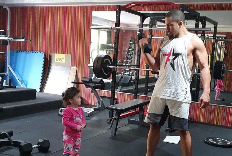 Ljudina: Bivši prvak u UFC-u se povukao iz borbe da bi kćerki donirao koštanu srž