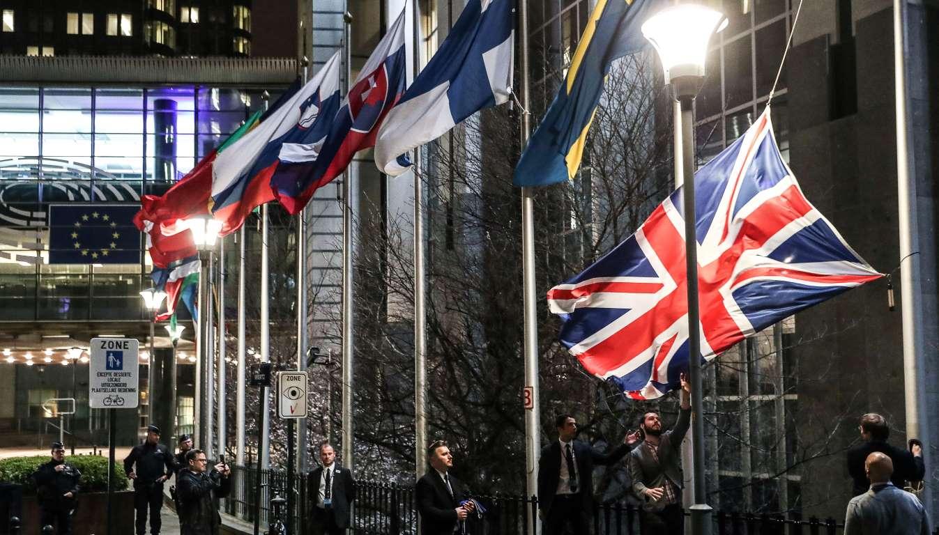 Spuštanje zastave Velike Britanije ispred Evropskog parlamenta - Avaz