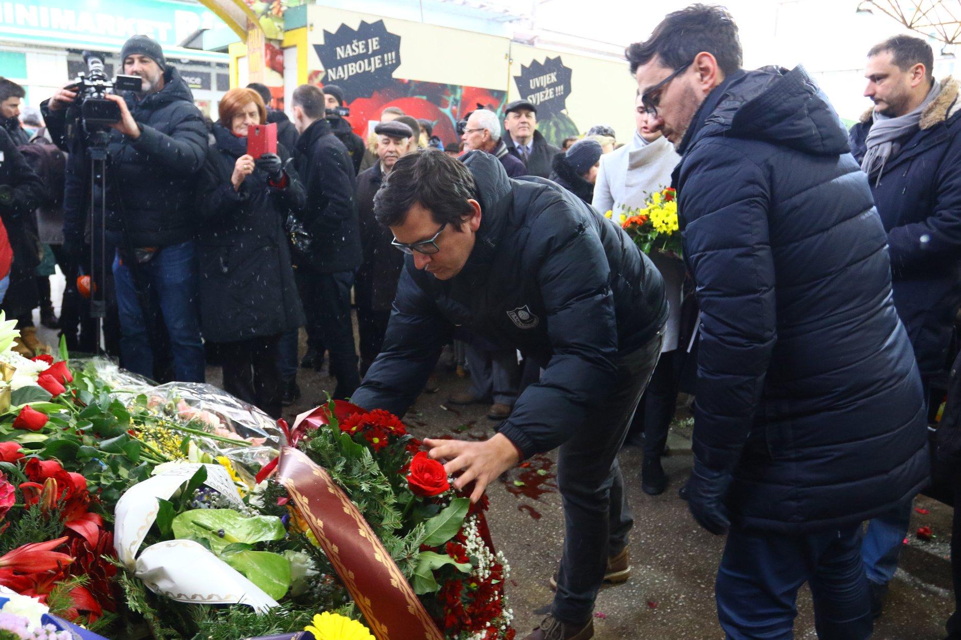 Polaganjem cvijeća na spomen-obilježje delegacija FK Sarajevo danas se prisjetila stradalih - Avaz