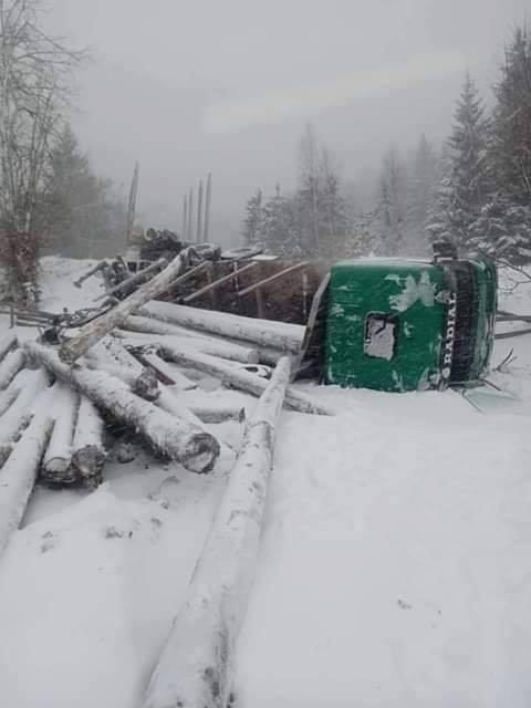 Nesreća na planini Zvijezdi: Kamion pun balvana se prevrnuo