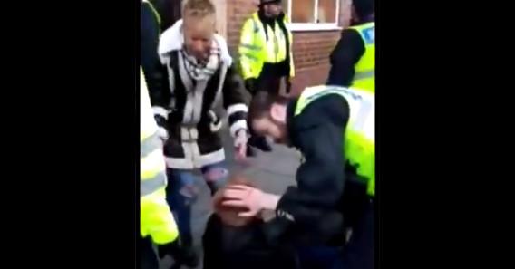 Britanski policajac udario navijača pendrekom po glavi - Avaz