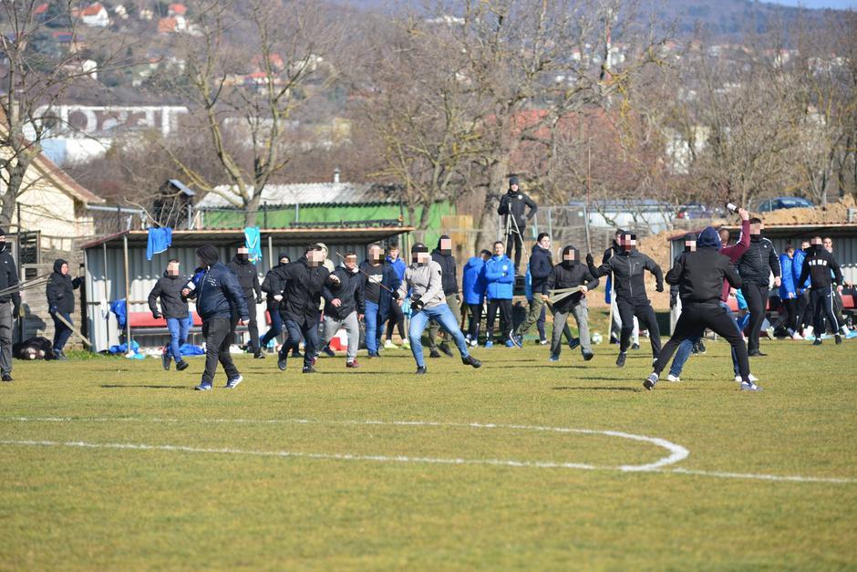 (Ne)prijateljska utakmica u Pečuhu: Huligani se potukli nasred terena