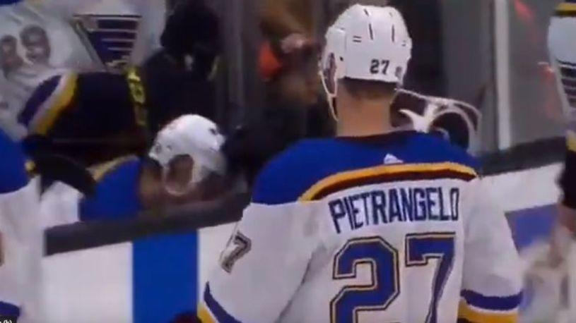 NHL hokejaš doživio srčani udar: Igrači klečali na ledu i molili se