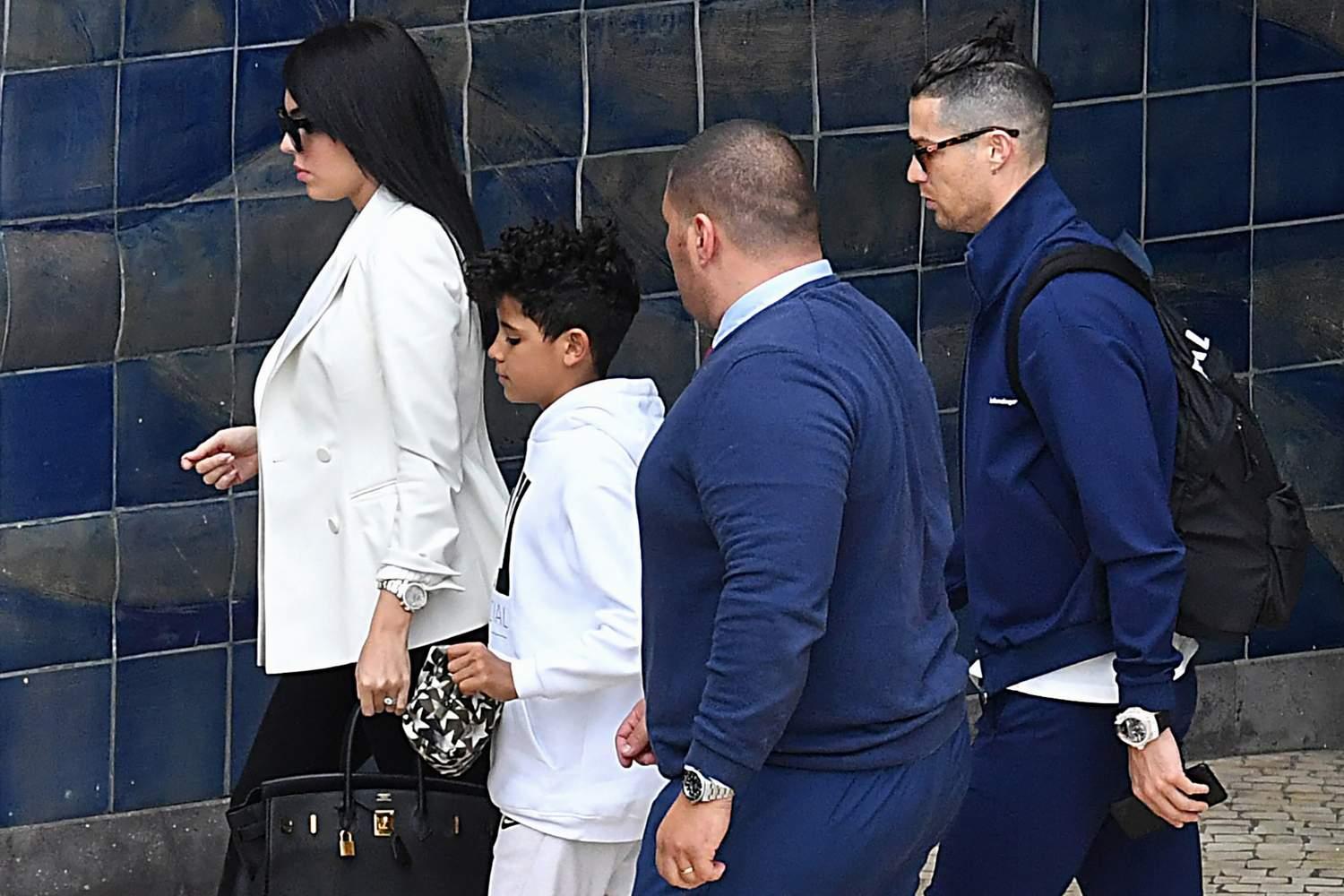 Ronaldo sa suprugom i sinom po dolasku u Madeiru - Avaz