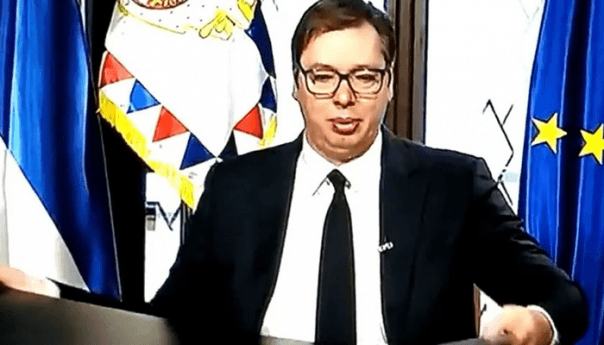 Vučić nije znao da je uključena kamera RTS-a: "Bolje da mi sklonite ovu mapu..."