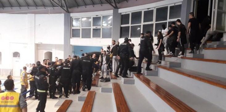 Prekinut vaterpolo meč u Budvi: Sukobili se policija i navijači Partizana