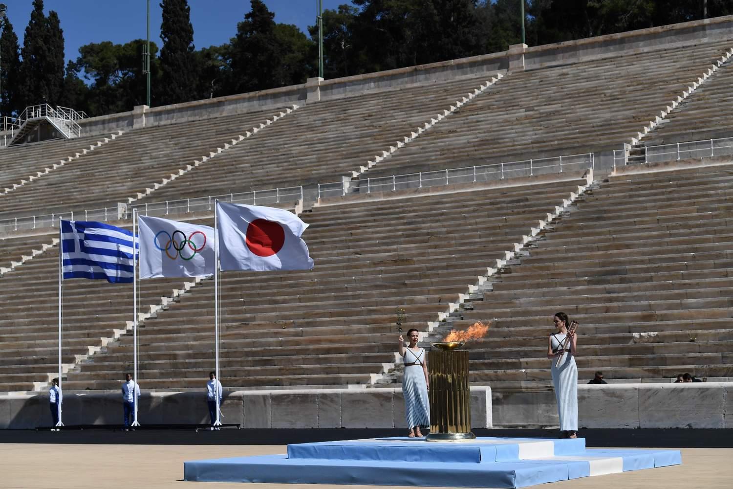 Sablasna atmosfera u Atini: Olimpijska baklja predata pred praznim tribinama