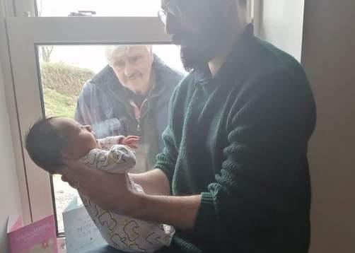 Tek rođenog unuka zbog koronavirusa upoznao preko prozora