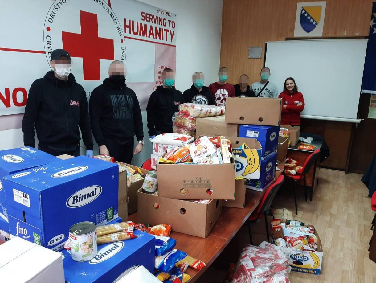Navijači Sarajeva pomogli u sortiranju namirnica namijenjenih našim sugrađanima - Avaz