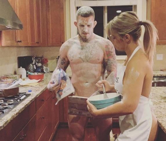 Nakon treninga MMA borkinja iskazala se i u kuhinji: Van Zant na golo tijelo navukla kecelju