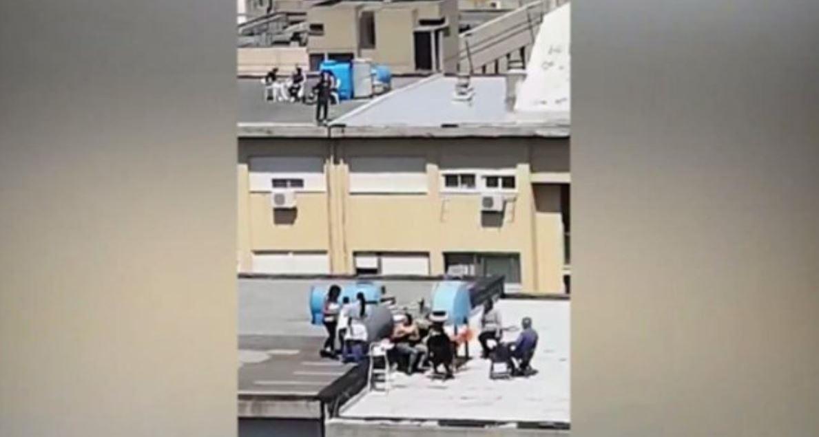 Roštiljali na krovu zgrade, intervenirala policija