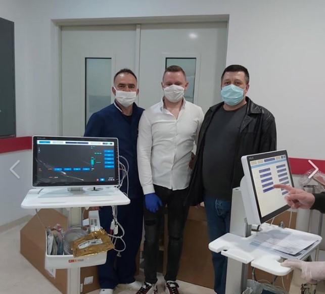 Dženis (u sredini) dopremio je opremu u bolnicu - Avaz
