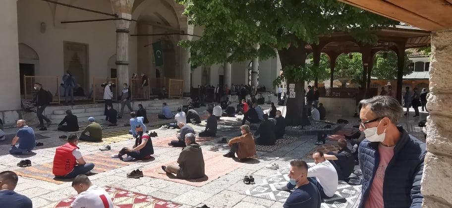 Begova džamija: Vjernici drže socijalnu distancu za vrijeme klanjanja - Avaz