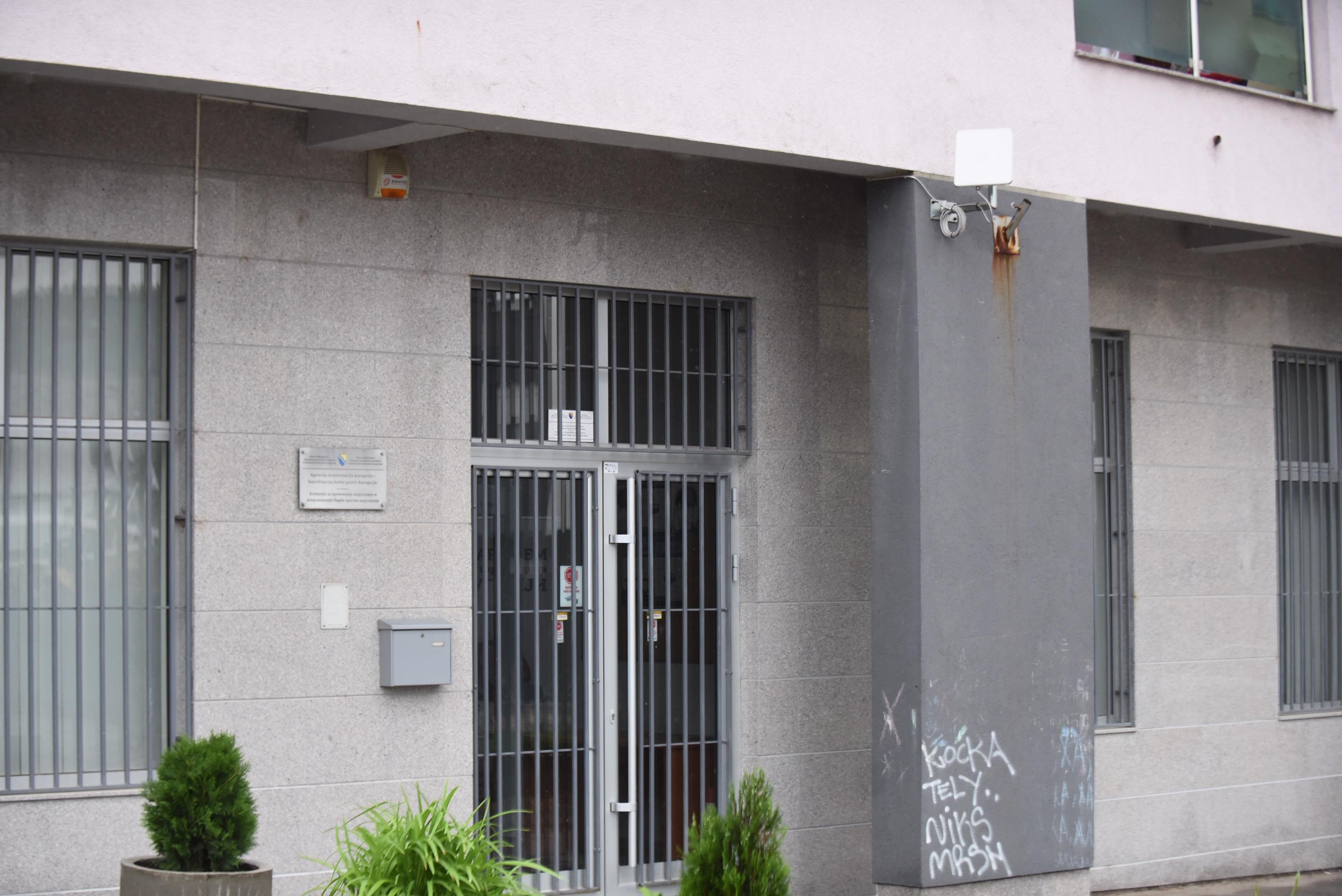 Novi skandal u Istočnom Sarajevu: Sa zgrade Agencije za prevenciju korupcije uklonjena zastava BiH