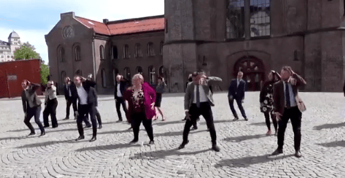 Premijerka i ministri plesali na ulici: Pogledajte kako su oduševili javnost