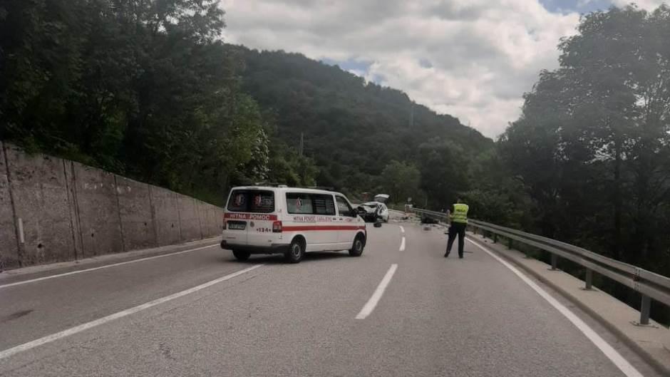 Stravična nesreća nadomak Sarajeva: Poginuli vozač i motociklista