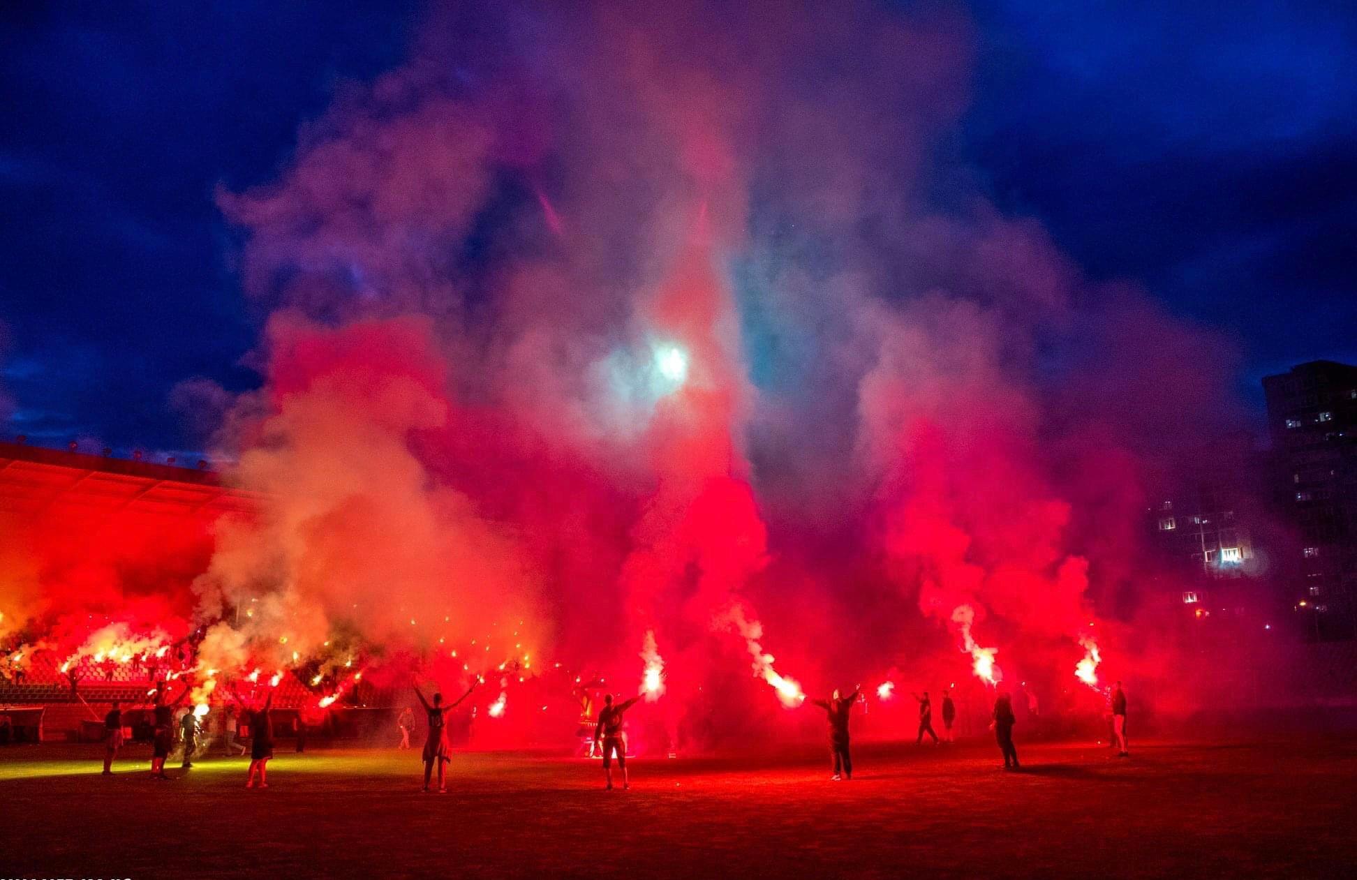 Robijaši na stadionu Bilino polje priredili vatreni spektakl