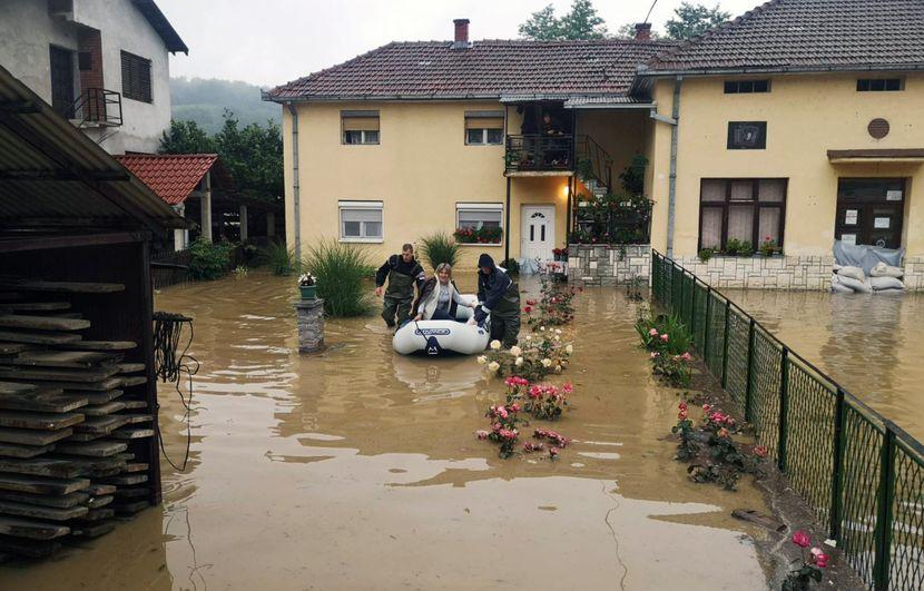Dramatično u dijelovima Srbije: Ljude prevoze u čamcima, domovi su im poplavljeni
