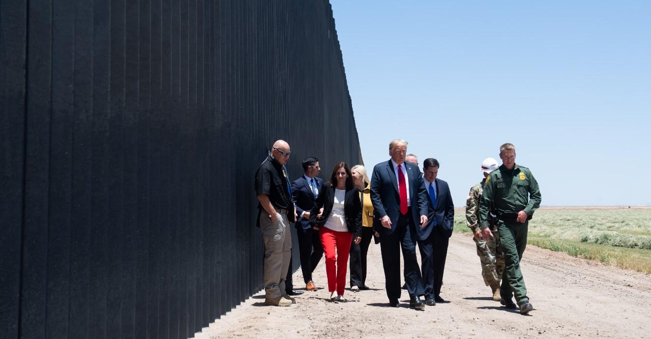 Tramp posjetio zid na granici s Meksikom