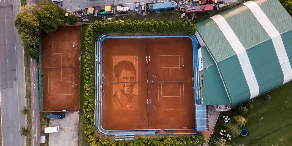 Portret Novaka Đokovića na teniskoj šljaci