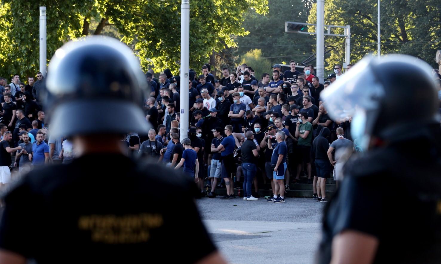 Protesti i u Zagrebu: Okupljanje ispred Maksimira