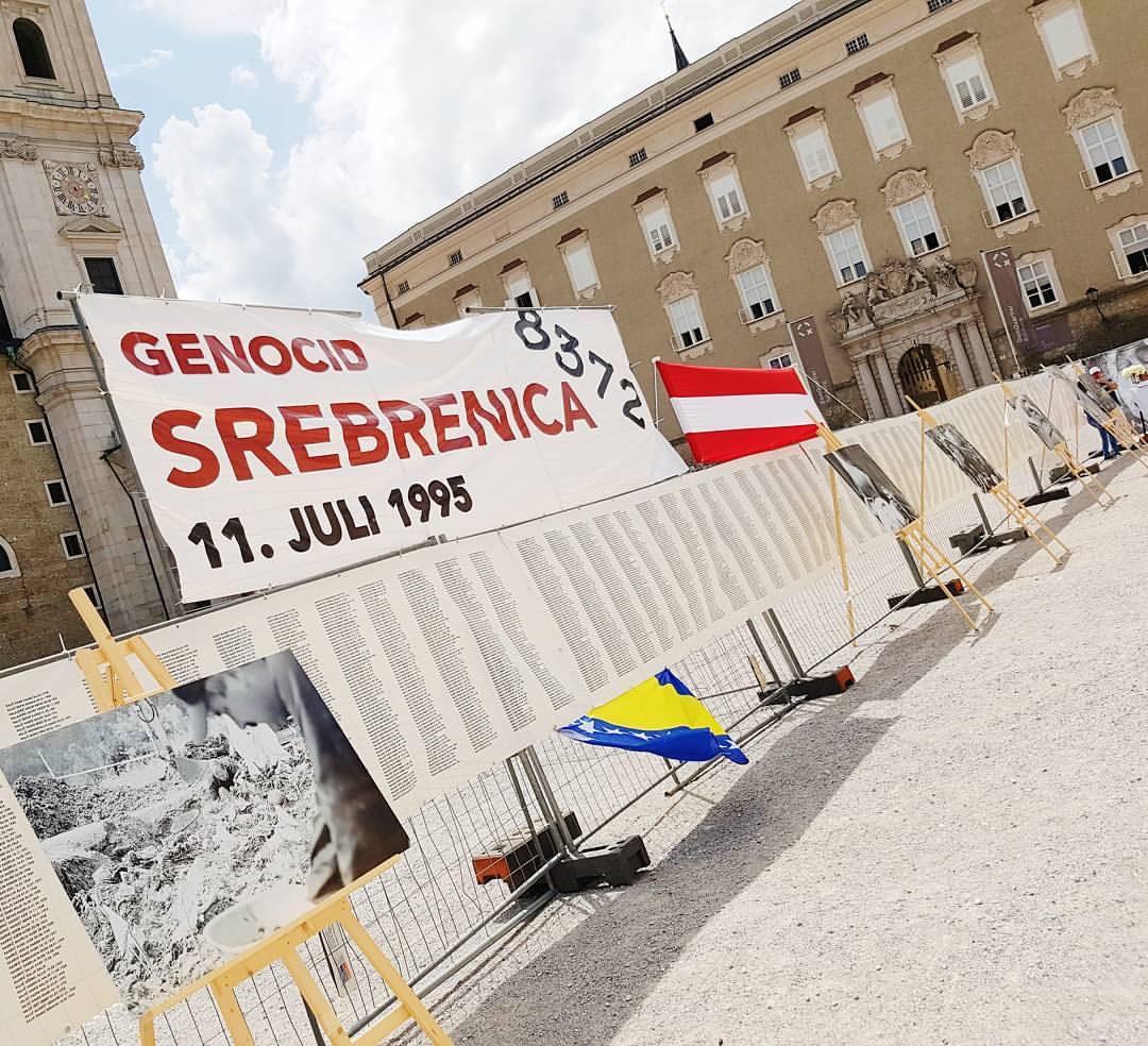 Imena 8.372 nevino stradale žrtve na zidu u centru Salcburga