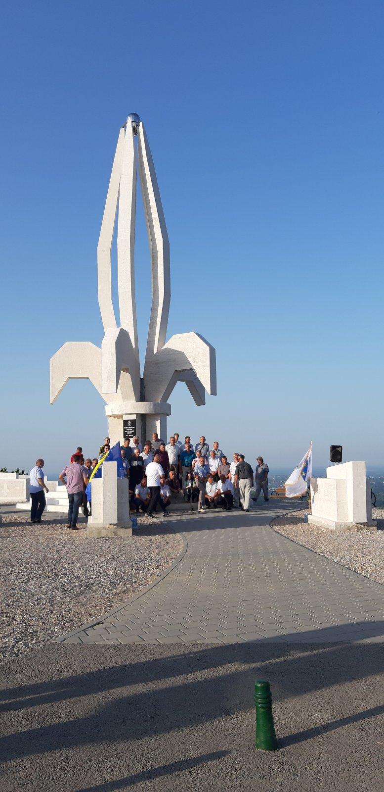 Brojni posjetioci na  spomeniku „Ljiljan“ u  Jasenici kod Gradačca - Avaz