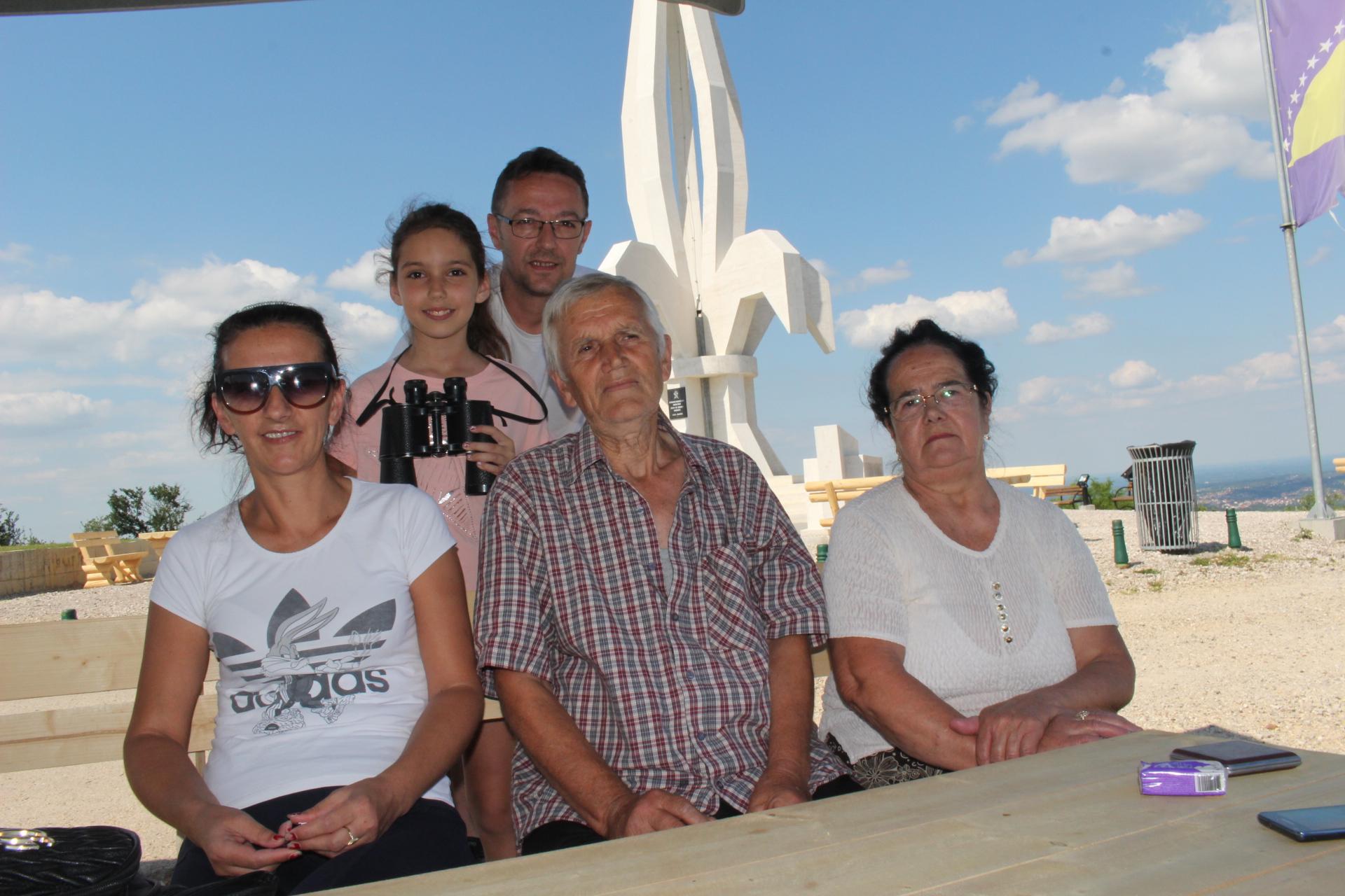 Borac 107. viteške gradačačke brigade s roditeljima i  porodicom priča o teškim borbama - Avaz