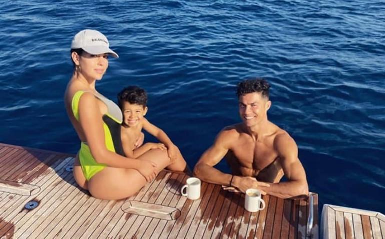 Porodična fotografija, ali Ronaldo u drugom planu: Georgina opet mami uzdahe
