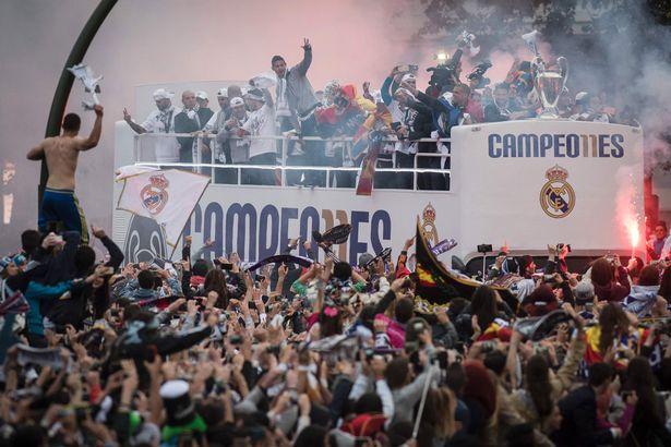Još jedna pobjeda do titule: Pobjednička parada na ulicama Madrida uz maske i navijače na balkonima