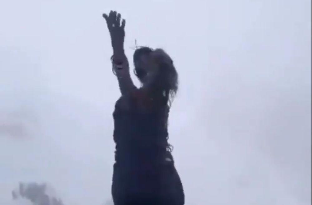 Video koji je zapalio društvene mreže: Polunag i bosonog pjeva u snijegu na Himalajima