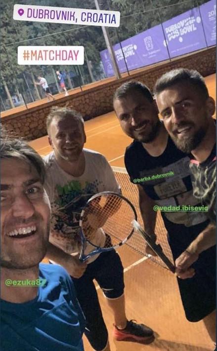 Zukanović i Ibišević sa prijateljima nakon sinoćnjeg teniskog meča - Avaz